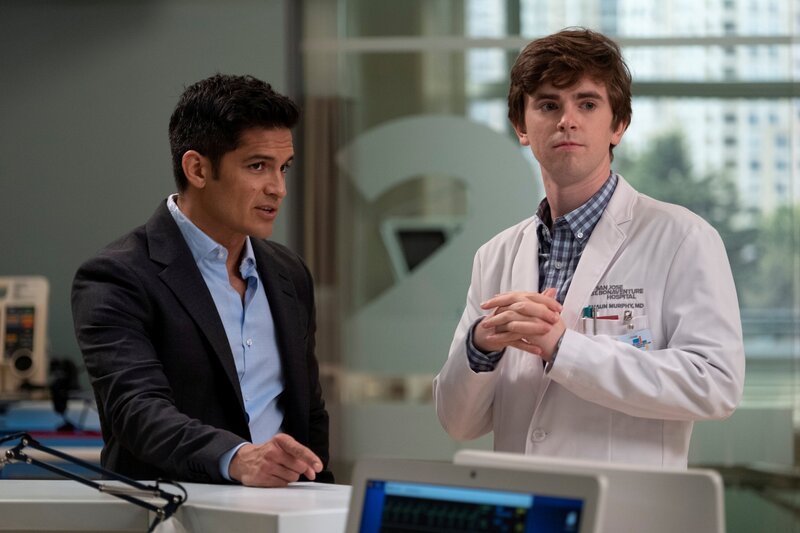 L-R: Dr. Neil Melendez (Nicholas Gonzalez) und Dr. Shaun Murphy (Freddie Highmore) – Bild: Jeff Weddell /​ ABC /​ American Broadcasting Companies, Inc.