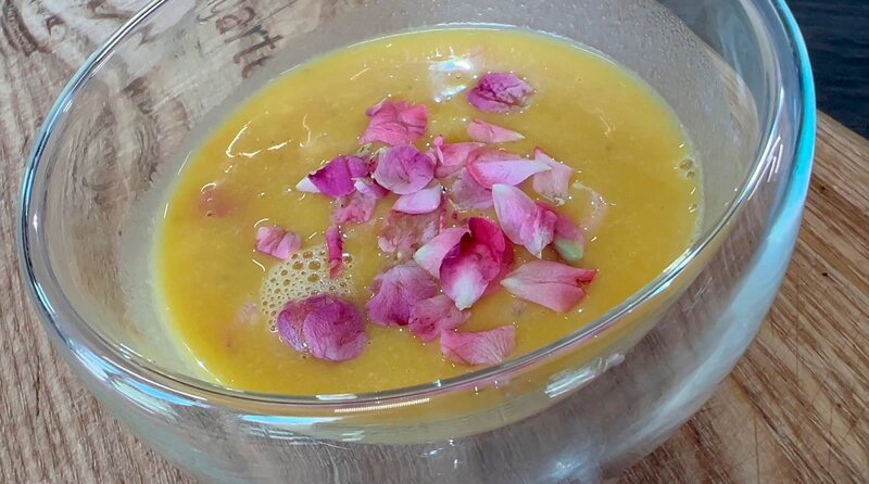 Als Vorspeise gibt es heute eine Rosenblütensuppe. – Bild: HR