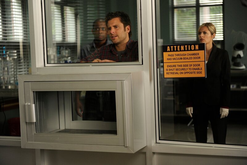 PSYCH -- „Death Is In The Air“ Episode 4012 -- Pictured: (l-r) Dule Hill as Gus Guster, James Roday as Shawn Spencer, Maggie Lawson as Juliet O’Hara -- USA Network Photo: Alan Zenuk – Bild: USA Network /​ UNIVERSAL CHANNEL