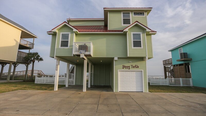 The exterior of the Bay Shore House in Galveston, Texas, as seen on HGTV’s Beach Hunters. – Bild: 2017, Scripps Networks, LLC. All Rights Reserved.