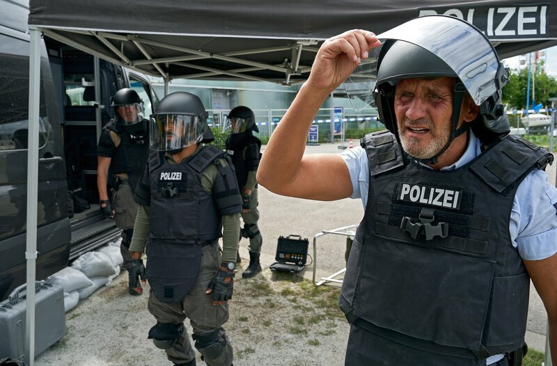 Bombenalarm am Bodensee. Ein Blindgänger aus dem Zweiten Weltkrieg wurde angespült und muss unschädlich gemacht werden. Wasserschutzpolizei und Kampfmittelräumdienst arbeiten Hand in Hand. Paul Schott (Tim Wilde, r.), Hadi Bozkurt (Kay Kysela, 2.v.l.,), Alexandra Schulz (Borglárka Horváth, h.r.) und Einsatzleiter Matthias Krämer (Martin Lindow, h.l.) beobachten entsetzt wie der Blindgänger explodiert. – Bild: ARD/​Nicolas Gradicsky