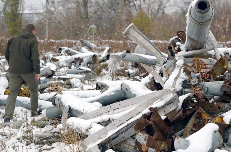 Einer der zahlreichen Schäden, der durch die Drohnen entstanden ist – Bild: ARTE F /​ Bonne Pioche Television