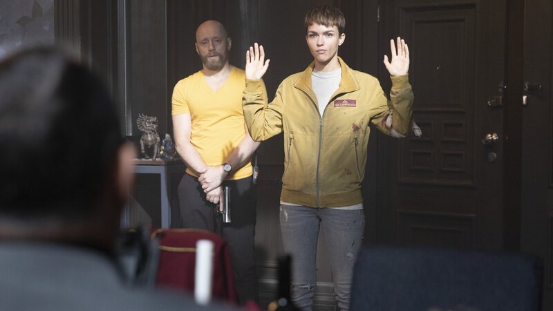 Borz (Aksel Hennie, hinter l.) und Ali (Ruby Rose, hinter r.) – Bild: CH Media/​Dragos Barbacioru