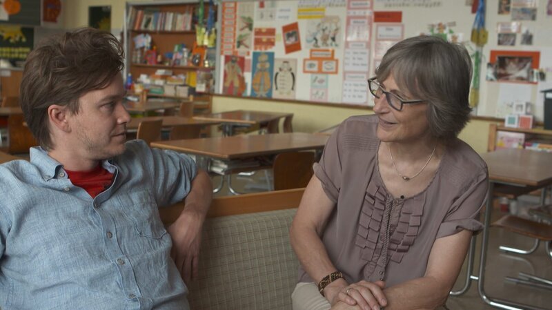 Nina und Michael wollen wissen, wie sich Kinder in der Schulzeit verändern. Mit welchen Eindrücken und Anforderungen werden sie konfrontiert und wie wirkt sich der Leistungsdruck auf die Persönlichkeitsentwicklung aus? – Bild: BR/​INTER/​AKTION