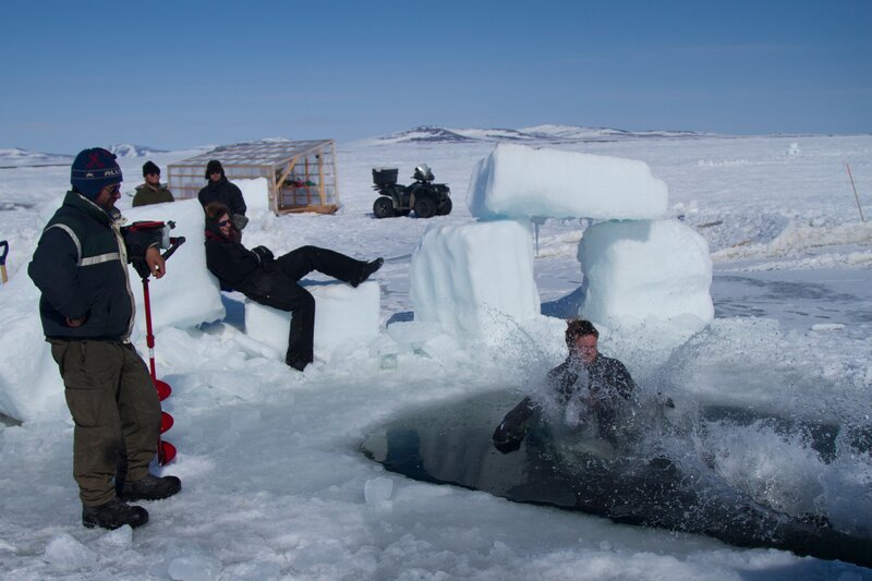 Zeke Tenhoff falls into dive hole. – Bild: Discovery Communications
