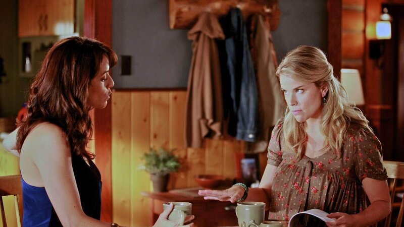 Lou (Michelle Morgan, li) hilft ihrer schwangeren Freundin Marnie (Meredith Bailey, re) mit ihrem Cateringservice. – Bild: MG RTL D