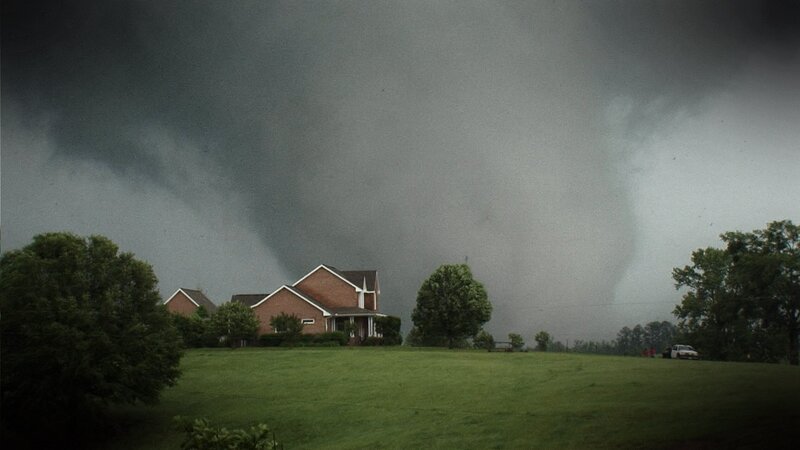 A tornado comes dangerously close to a house outside of Philadelphia, Mississippi. – Bild: Copyright: Discovery Communications, Inc. For Show Promotion Only