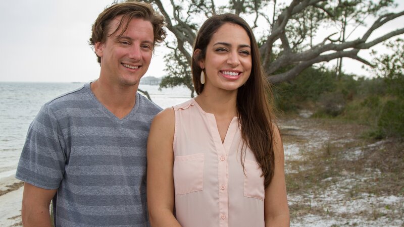 Newlyweds Craig and Hilary are ready to leave behind the harsh Chicago winters for sunny Gulf Breeze, Florida, as seen on HGTV’s Beach Hunters. – Bild: HGTV /​ Focus HBCHU110_263124_965764 /​ Scripps Networks, LLC. All Rights Reserved.