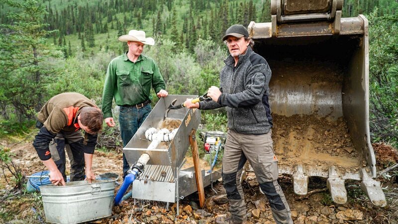 Benni Macherey, Andrew Illingworth and Andreas Macherey are doing a cleanout on a gold field in the Yukon Territory, Canada. – Bild: Warner Bros. Discovery, Inc. or its subsidiaries and affiliates