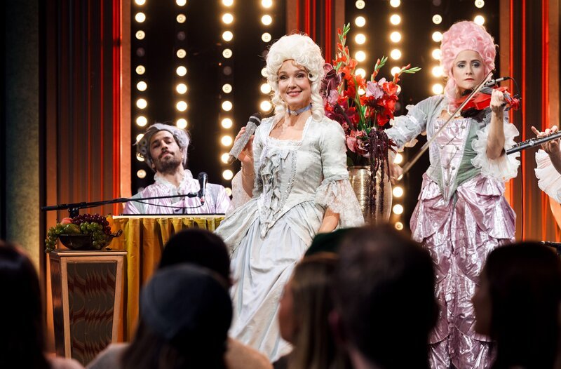 Gastgeberin Carolin Kebekus. – Bild: WDR/​Ben Knabe