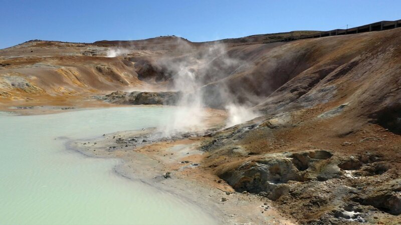 In heißen Schlammquellen treten viele Mineralien an die Oberfläche, wie hier am Vulkan Krafla. – Bild: ZDF und Galaxie Presse/​2019./​Galaxie Presse/​2019