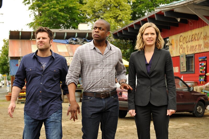 PSYCH -- „No Country for Two Old Men“ Episode 704 -- Pictured: (l-r) James Roday as Shawn, Dule Hill as Gus, Maggie Lawson as Juliet – Bild: RTI S.p.A. Interactive Media /​ Mediamond S.p.a., RTI spa, Gruppo Mediaset