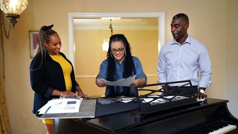 Egypt Sherrod, Steven Bailey and Simone Bailey take part in a design meeting, as seen on Married to Real Estate, Season 3. – Bild: Warner Bros. Discovery, Inc. or its subsidiaries and affiliates