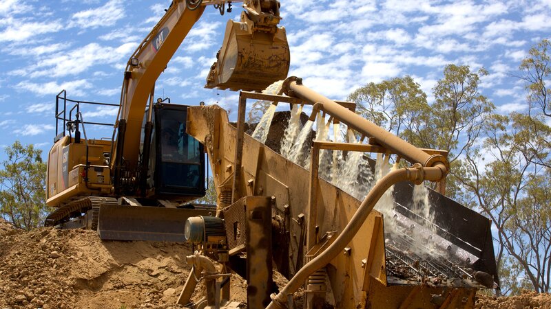 Excavator loading into a trommel – Bild: Discovery Communications, LLC