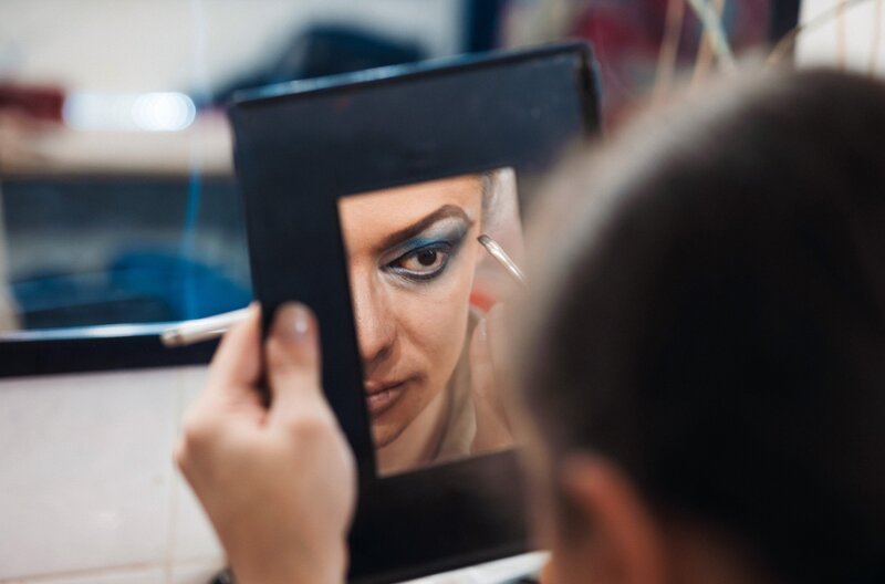 Oleksandr schminkt sich und schlüpft in die Rolle der Drag-Diva Marlen Scandal, bevor er die Bühne betritt. – Bild: Libres Oleksandr schminkt sich und schlüpft in die Rolle der Drag-Diva Marlen Scandal, bevor er die Bühne betritt. – Bild: Libres