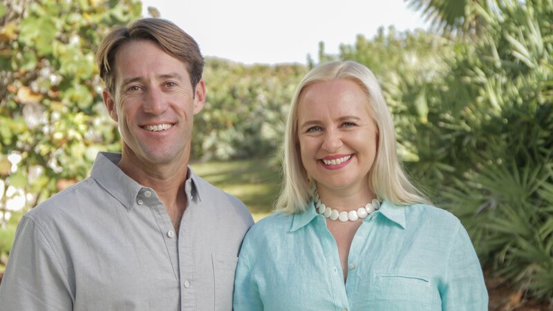 Newlyweds Darren and Rebecca are looking for a getaway on the water in Melbourne Beach, Florida, as seen on HGTV’s Beach Hunters. – Bild: HGTV /​ Focus HBCHU112_264857_972208 /​ Scripps Network Interactive, Inc.