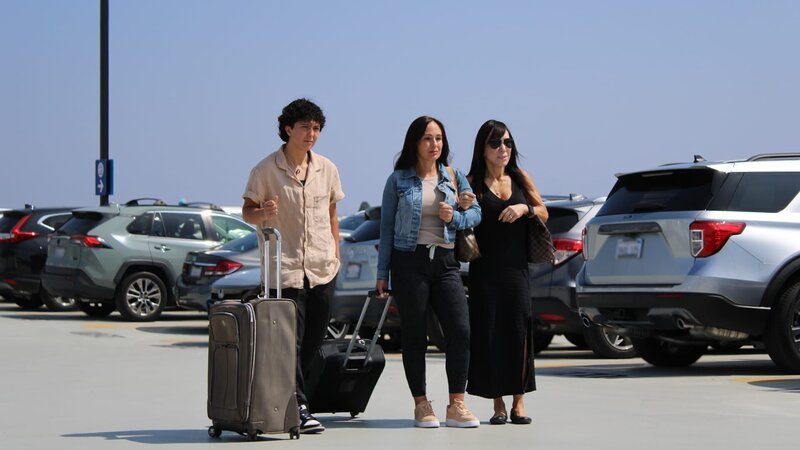 Monica Durazo in the parking lot of the airport with her daughter, Alyssa Durazo-Frescas, and her mother, Patty Botosan. – Bild: Warner Bros. Discovery, Inc.