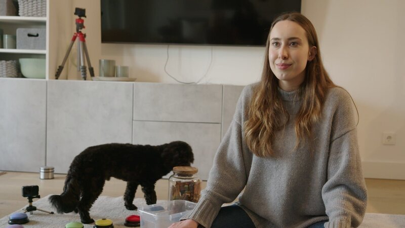 Lena will ihren Hund Philly besser verstehen und probiert deshalb „Doggolingo“ aus. – Bild: ZDF und BR