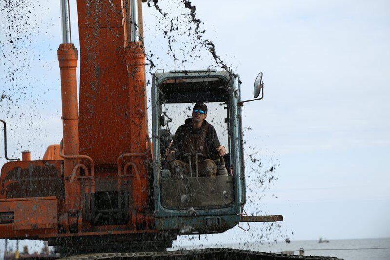 Cool shot of Hank Schimschat digging up a muddy mess. – Bild: Show and Network Promotion