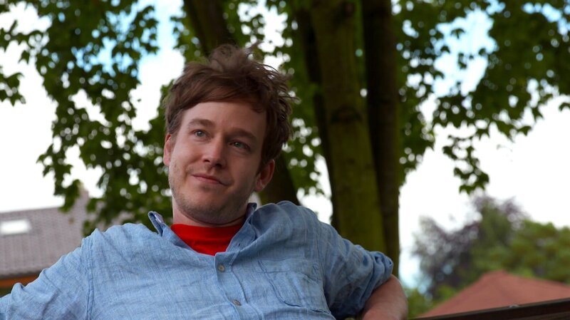 Die zwei Reporter erinnern sich an ihre eigene Pubertät, die Zeit des totalen Gefühlschaos. Nina spricht mit Schülern ihres ehemaligen Gymnasiums und erfährt mit Michael von Experten, warum Pubertierende oft nicht wissen, was sie tun und welche Rolle dabei Umstrukturierungen im Gehirn spielen. – Bild: BR/​INTER/​AKTION