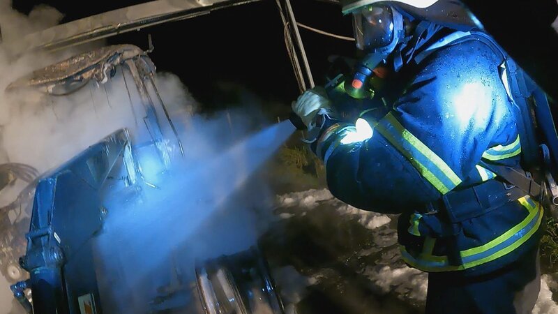 Der Feuerwehrmann löscht das Feuer. – Bild: Warner Bros. Discovery