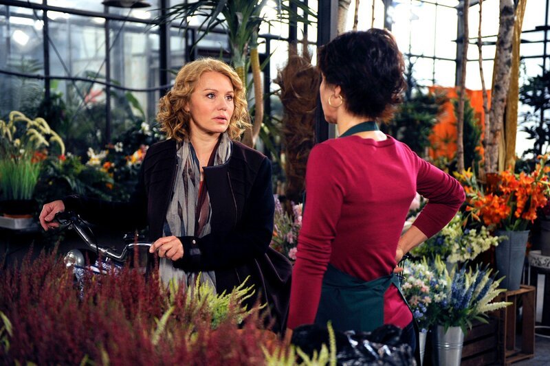 Tine (Maike Bollow, l.) schlägt Merle (Anja Franke, r.) eine gemeinsame Radtour vor, um an alte Erinnerungen anzuknüpfen. – Bild: ARD/​Nicole Manthey