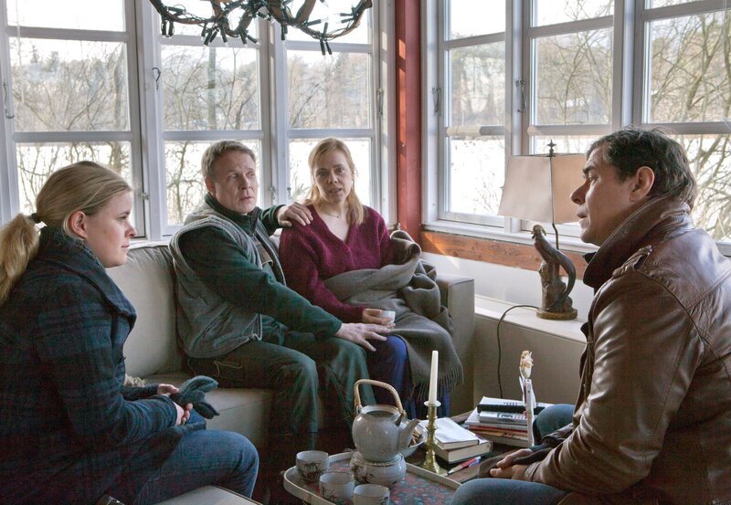 Der selbst ernannte Wunderheiler Martin Neuenfels wird in seinem Haus ermordet und an seine Behandlungsliege gefesselt aufgefunden. Sandra Schwartenbeck (Marie-Luise Schramm, l.) und Finn Kiesewetter (Sven Martinek, r.) befragen Lisa Lechner (Dagmar Leesch, 2.v.r.), sie war die letzte Patientin, die Neuenfels vor seinem Tod behandelt hat. Ihr Mann, Klaus Lechner (Helmut Zhuber, 2.v.l.) war Neuenfels’ Gärtner. – Bild: ARD/​Georges Pauly