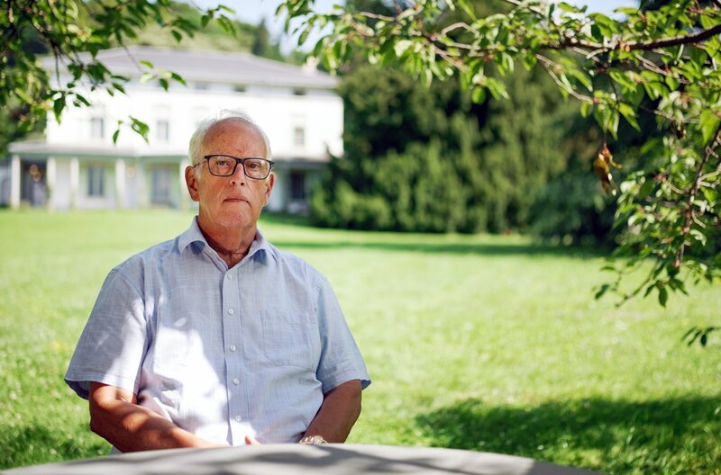 Eugene Chaplin, der Sohn von Charlie Chaplin, im Garten von Manoir de Ban – Bild: Zentralfilm