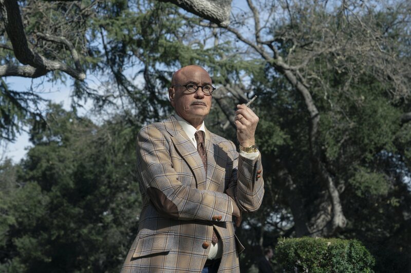 Nikos (Robert Downey Jr.) – Bild: Warner /​ Die Verwendung ist nur bei redaktioneller Berichterstattung im Rahmen einer Programmankündigung ab 2 Monate vor der ersten Auss /​ © 2024 Home Box Office, Inc.  All rights reserved HBO® and related channels and service marks  …