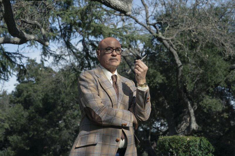 Nikos (Robert Downey Jr.) – Bild: Warner /​ Die Verwendung ist nur bei redaktioneller Berichterstattung im Rahmen einer Programmankündigung ab 2 Monate vor der ersten Auss /​ © 2024 Home Box Office, Inc.  All rights reserved HBO® and related channels and service marks  …