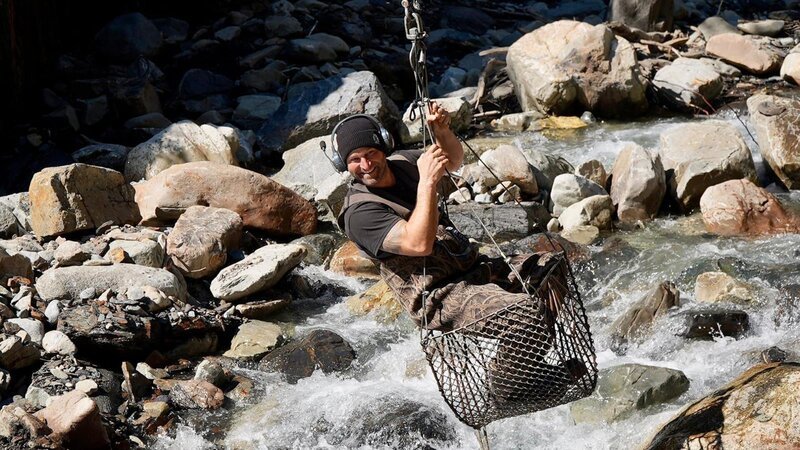 James Hamm suspended in the air inside one of the rock baskets whilst Dustin is away – Bild: Warner Bros. Discovery, Inc. or its subsidiaries and affiliates
