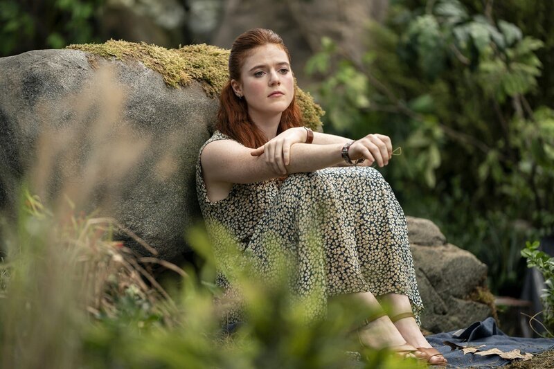 Claire Abshire (Rose Leslie) – Bild: Warner /​ Die Verwendung ist nur bei redaktioneller Berichterstattung im Rahmen einer Programmankündigung ab 2 Monate vor der ersten Auss /​ © 2021 Home Box Office, Inc. All rights reserved. HBO® and all related programs are the property  …
