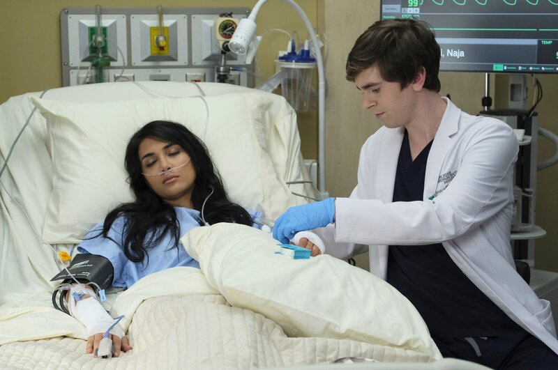 L-R: Freddie Highmore as Dr. Shaun Murphy and Hina Abdullah as Naja Modi. – Bild: ABC /​ Eike Schrote /​ American Broadcasting Companies, Inc.