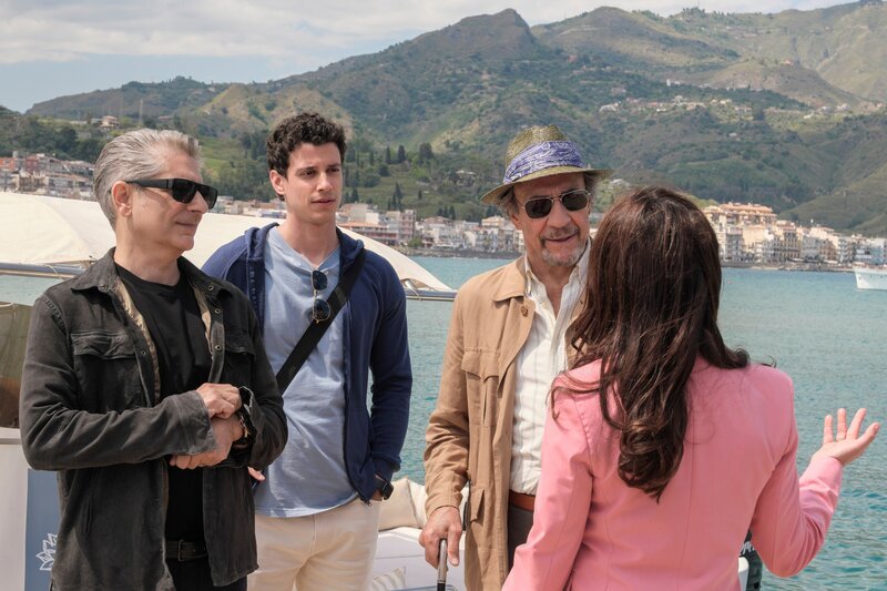 L-R: Dominic Di Grasso (Michael Imperioli), Albie Di Grasso (Adam DiMarco), Bert Di Grasso (F. Murray Abraham), Valentina (Sabrina Impacciatore ) – Bild: Warner /​ Home Box Office, Inc.