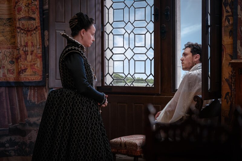 Katharina von Medici (Samantha Morton, l.); Anjou (Stanley Morgan, r.) – Bild: Lions Gate Televison inc. /​ Starz Entertainment, LLC /​ Stephanie Branchu