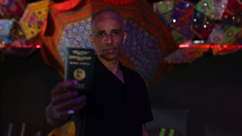 Kofi Yakpo ist Gründungsmitglied von „Advanced Chemistry“. Die erfolgreichen Rapper waren in den 90ern unter den ersten, die Rassismus in Deutschland zum Thema ihrer Texte machten – und damit vielen aus der Seele sprachen. – Bild: ZDF und Michael Reichert