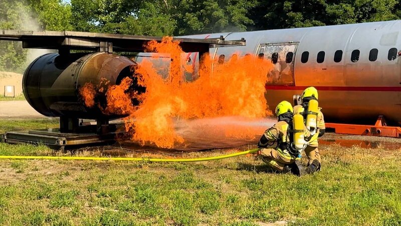 Feuerwehrleute löschen Flugzeug   +++ Die Verwendung des sendungsbezogenen Materials ist nur mit dem Hinweis und Verlinkung auf RTL+ gestattet. +++ – Bild: RTL
