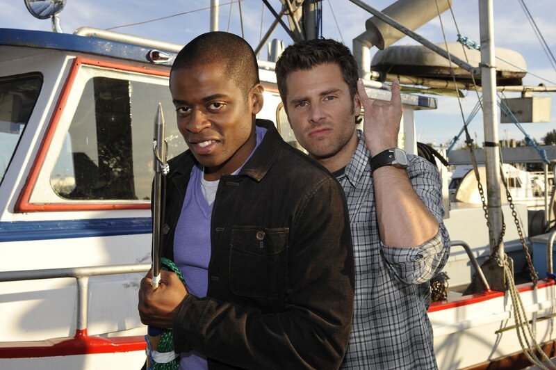 Gus (Dulé Hill, li.) und Shawn (James Roday) bekommen es dieses Mal mit einem vermeintlichen Hai-Unfall zu tun und ermitteln auf hoher See. – Bild: NBC Universal Television