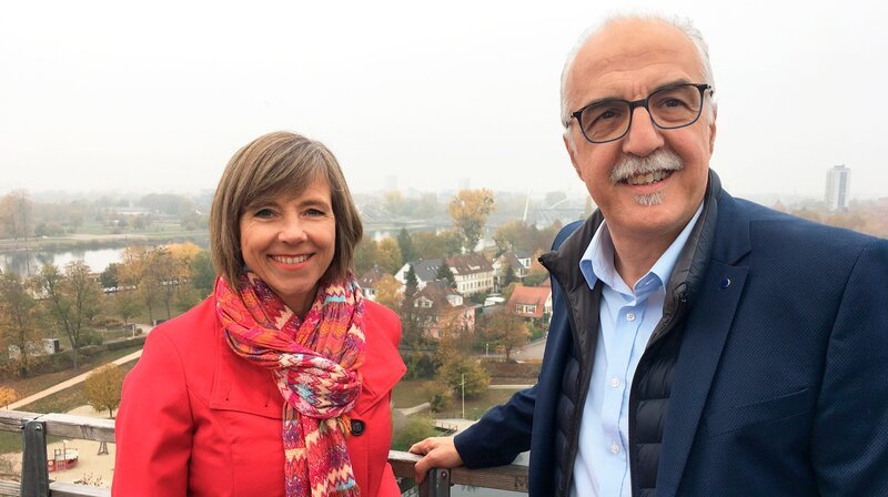Annette Krause mit Kehls OB Toni Vetrano. – Bild: SWR/​Jo Müller