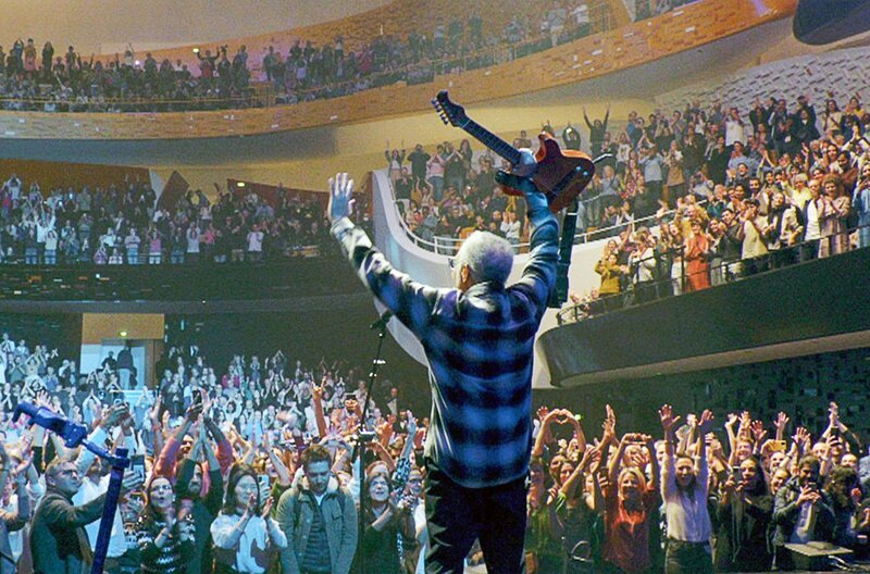 Im Oktober 2023 trat Gilberto Gil in der Pariser Philharmonie auf – ein Konzert, das einmal mehr sein Können unter Beweis stellte. – Bild: Futur Anterieur Production