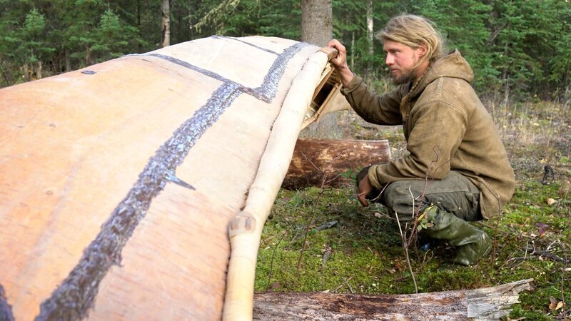 Gerrid arbeitet an seinem Kanu aus Birkenrinde. – Bild: Discovery, Inc.