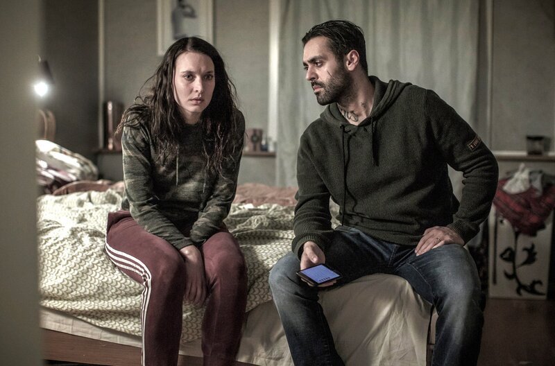 Wo ist unser Kind? Jenni (Josefine Asplund) und Salle (Ardalan Esmaili) wissen es nicht. – Bild: SVT /​ Johan Paulin