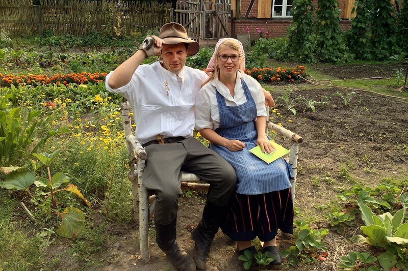 Die Reporter André Gatzke und Esther Brandt sind unterwegs in Hamburg. Im Museumsdorf Volksdorf schlüpfen sie in Bauern-Bekleidung wie sie vor rund 100 Jahren ausgesehen hat. – Bild: WDR/​tvision