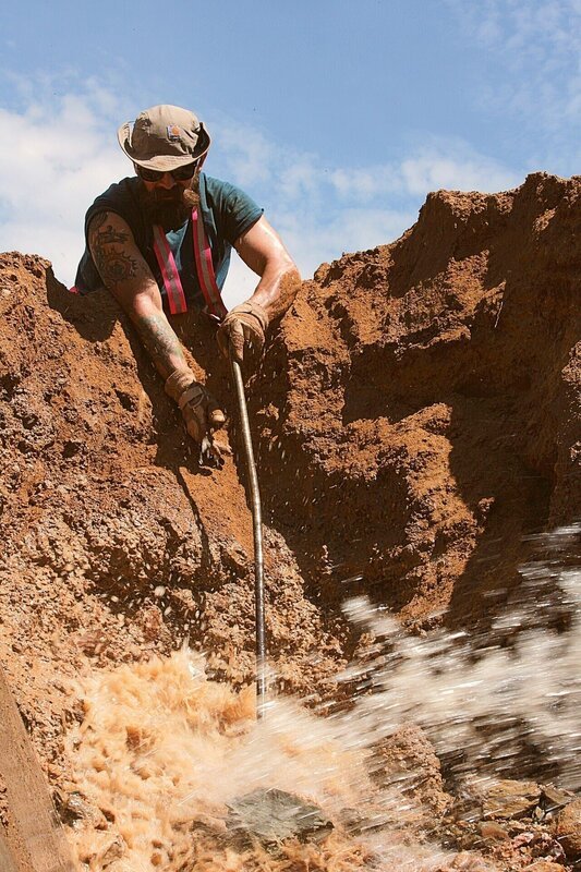 Fred Lewis, putting something in a ditch. – Bild: Discovery Channel /​ Discovery Communications, LLC