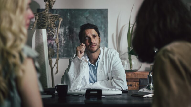 Dreharbeiten mit Kostja Ullmann als Dr. Google. – Bild: NDR/​Stefanie Müller