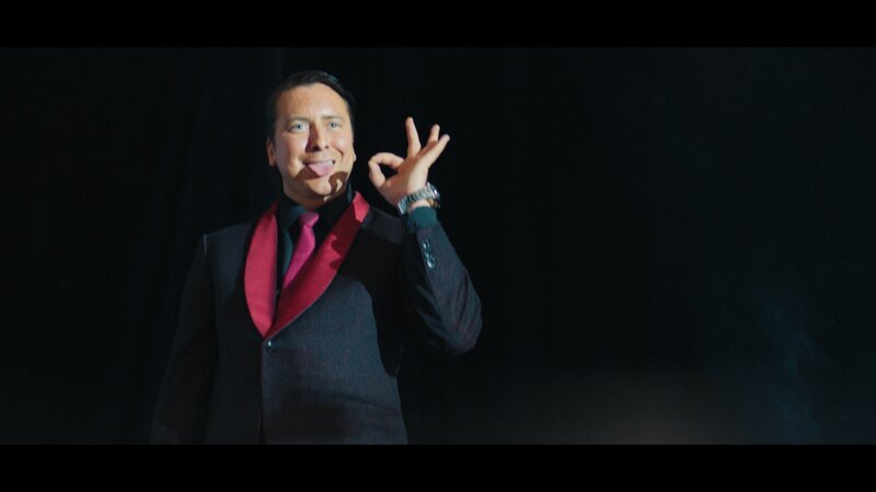 Sebastian Greenwood (Charlie Petersson) unterhält die Zuschauenden in Wembley. – Bild: ZDF und Felix Poplawski