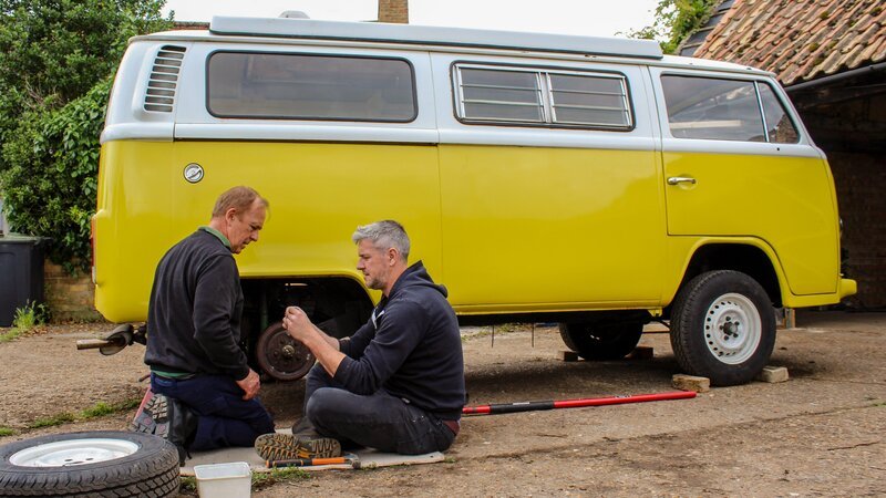 Ant Anstead and Darren sitting on the floor infront of the camper – Bild: Warner Bros. Discovery, Inc. or its subsidiaries and affiliates.