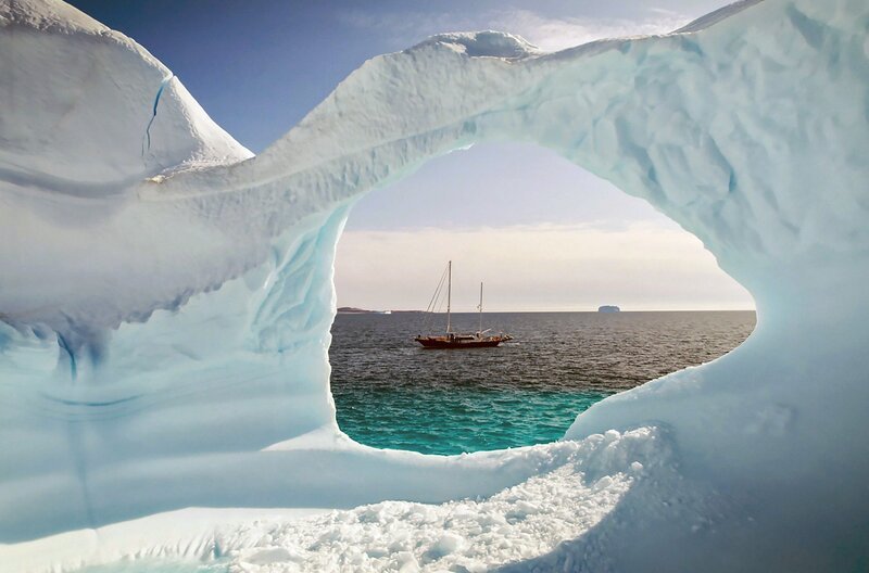 Der an der Ostküste Grönlands gelegene Kangertittivaq ist weltweit der größte Fjord. – Bild: Découpages