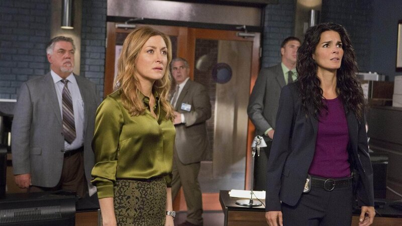 Maura Isles (Sasha Alexander, M.), Detective Vince Korsak (Bruce McGill) und Jane Rizzoli (Angie Harmon) werden von einem Fall eingeholt, der 20 Jahre zurückliegt. Der Täter wurde nie gefasst und scheint jetzt wieder zurück zu sein … – Bild: TVNOW /​ Warner Bros. Entertainment