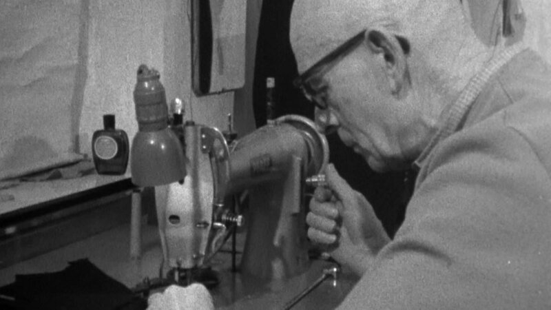 Heimarbeiter Amrhein aus Frammersbach in Unterfranken 1964. – Bild: BR